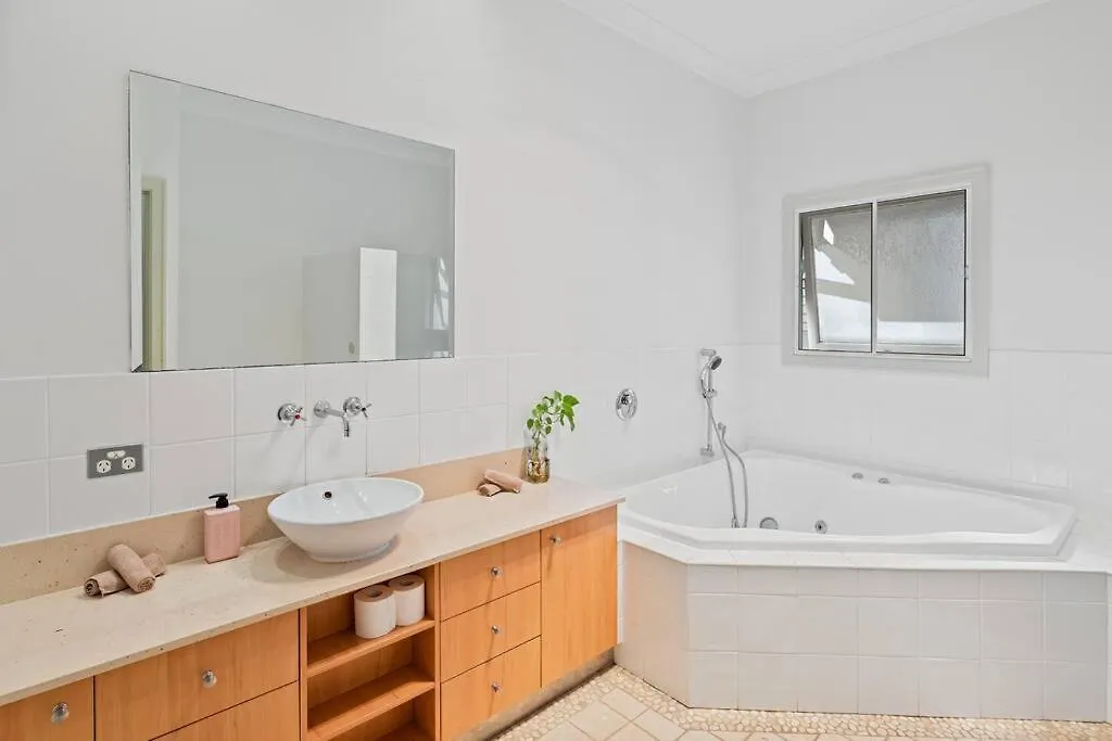 Artistic Queenslander With Park Views - Near City! Brisbane Australia