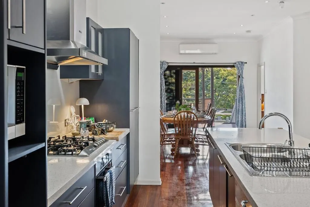 Artistic Queenslander With Park Views - Near City! Brisbane Holiday home