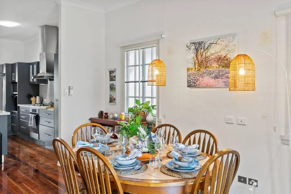 Artistic Queenslander With Park Views - Near City! location